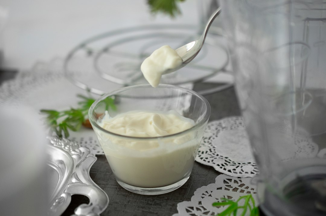 Greek Yogurt and Protein Powder Smoothie Recipes: Mastering Ratios 1 Glass of fresh high-protein Greek yogurt and berry smoothie with protein powder ingredients on a wooden table.